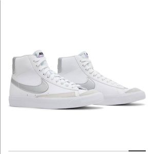 Blazer Mid ‘77 GS White Metallic Silver